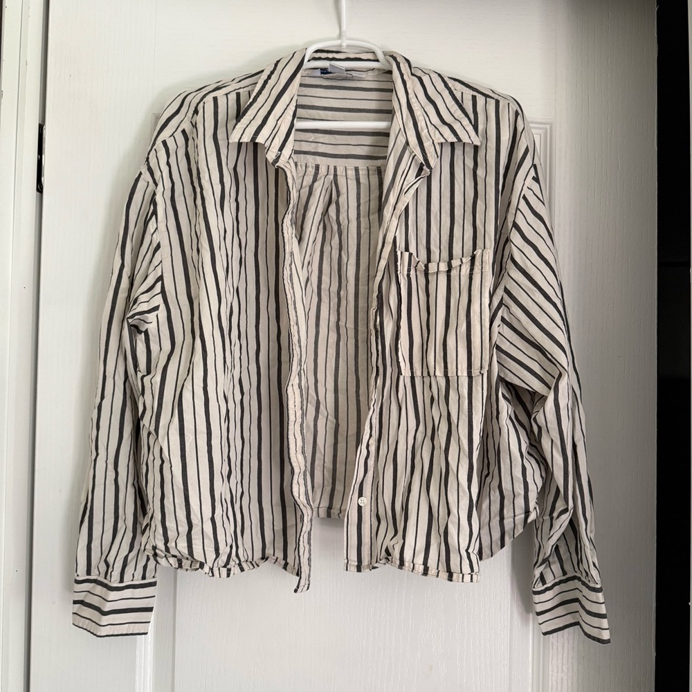 Old Navy Black and White Cropped Shirt